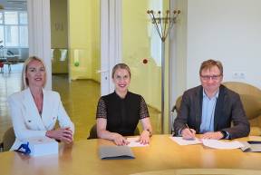 SmartLynx Airlines signs cooperation agreement with University of Latvia